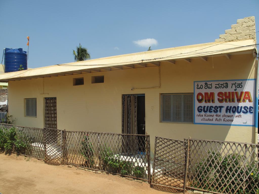 האמפי Om Shiva Guest House מראה חיצוני תמונה