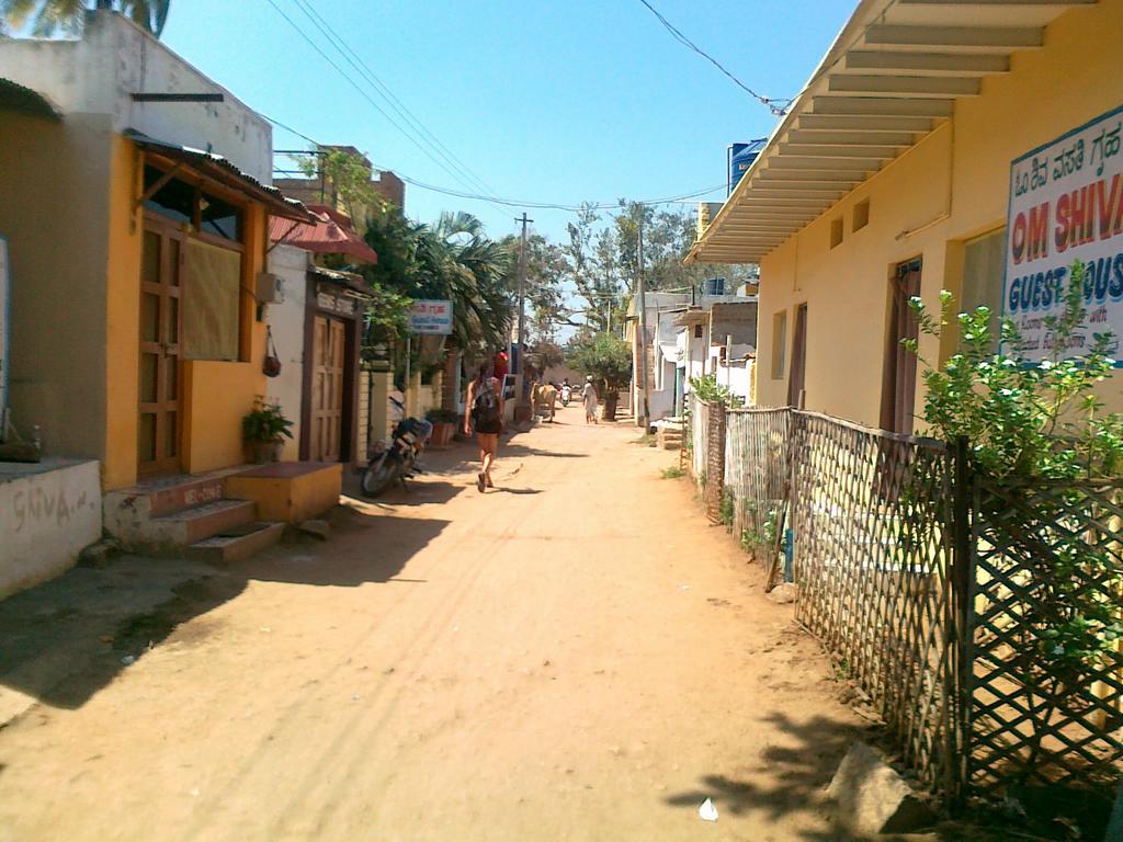 האמפי Om Shiva Guest House מראה חיצוני תמונה